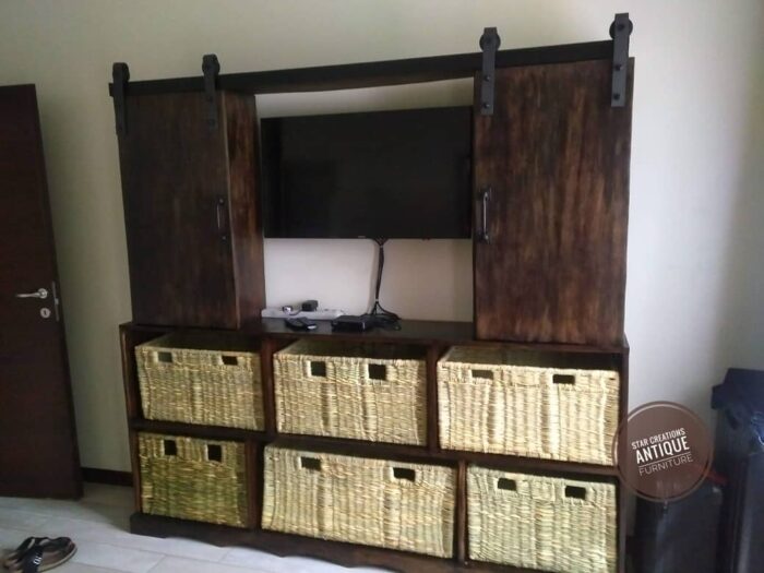 Mugavu barn door entertainment unit with papyrus storage baskets - Image 2